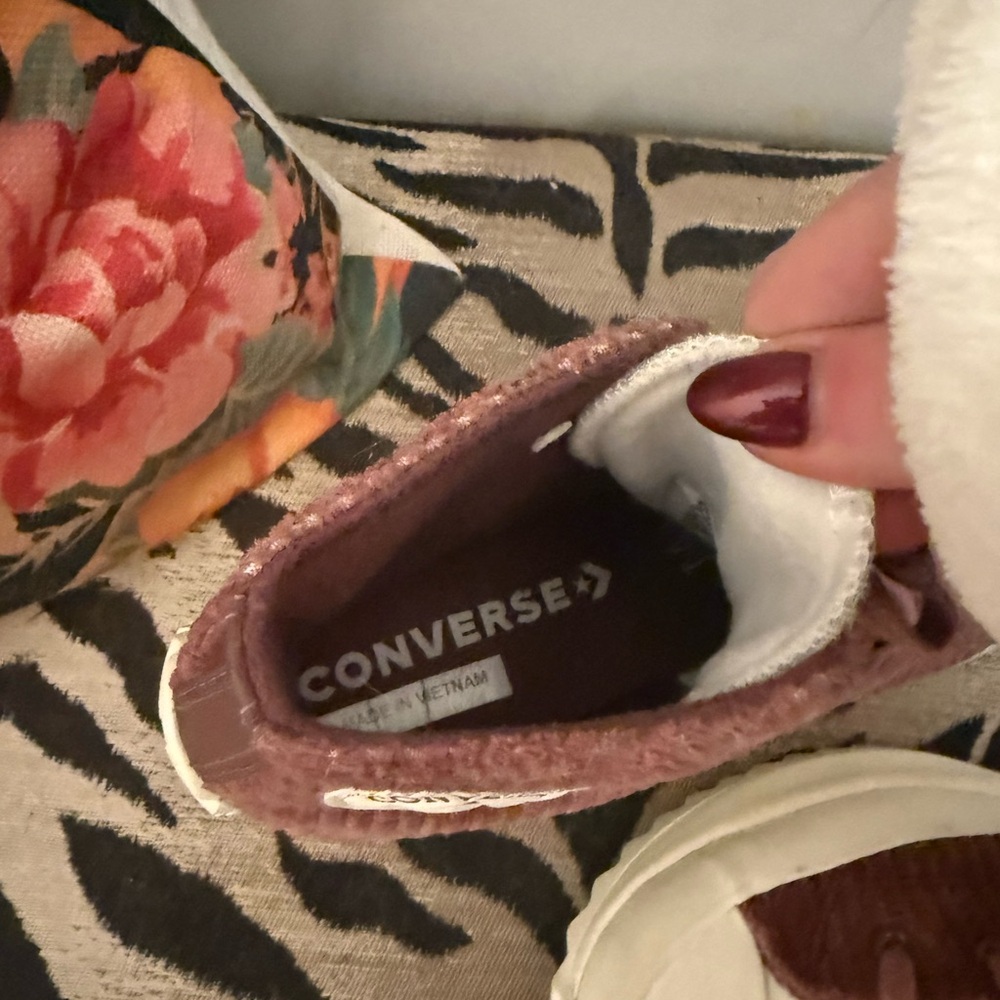 EUC Converse Chuck Taylor Women's Sneakers in Mauve and Cream - Picture 8 of 9
